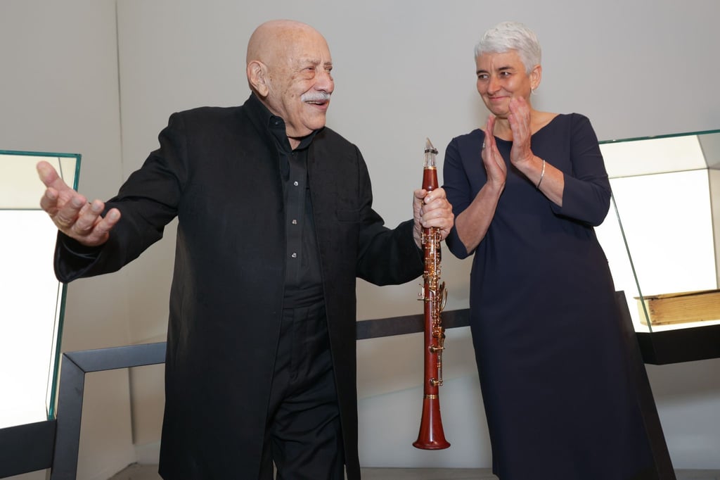 Klezmermusiker Giora Feidman verbeugt sich nach einer kleinen Kostprobe seines Klarinettenspiels.