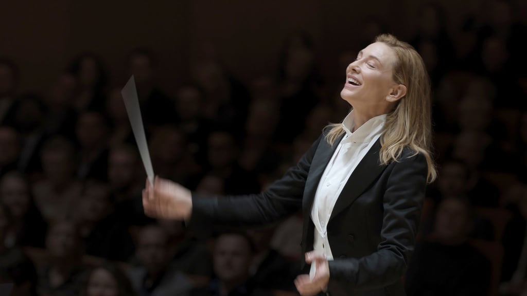 Cate Blanchett als Chefdirigentin Lydia Tar in einer Szene des Films „TÁR“.