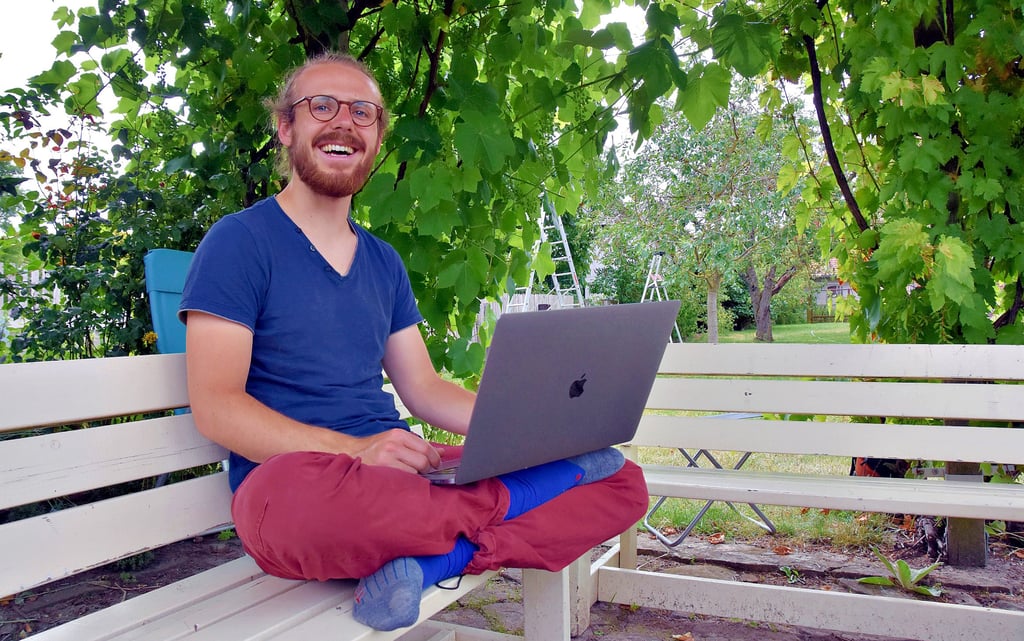 Jonas Mago ist Wissenschaftler. Von der Bank im Garten seiner Eltern in Rätzlingen aus arbeitet der 26-Jährige an seiner Promotion in Neurowissenschaften an der McGill University in Kanada.