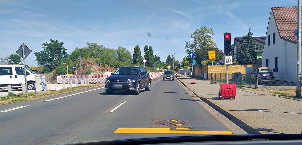Blick auf die Baustelle auf dem Kümmelsberg in Richtung Magdeburger Norden. Über eine Ampelregelung wird der Verkehr an der künftigen Mittelinsel vorbeigeführt.