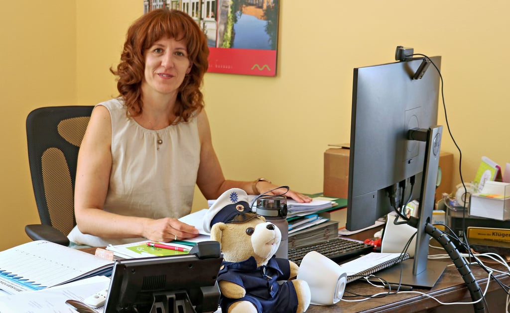 Möckerns Stadtbürgermeisterin Doreen Krüger an ihrem Schreibtisch.