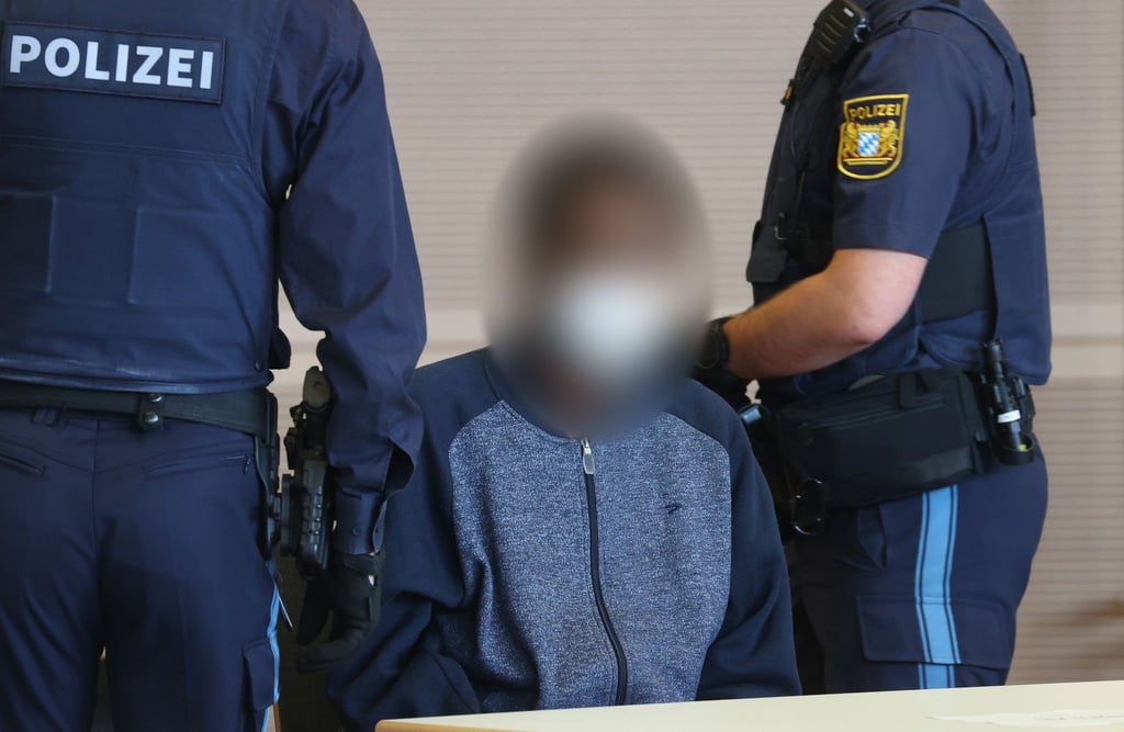 Der Beschuldigte sitzt im Gerichtssaal in Veitshöchheim.