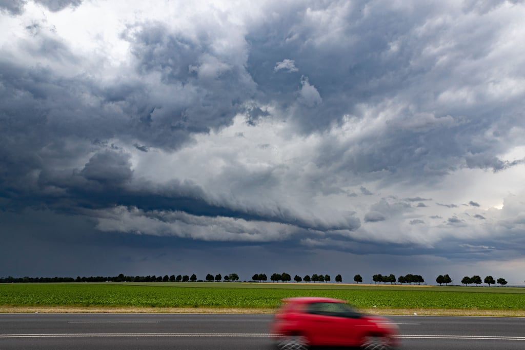 Dunkle Gewitterwolken über einem Feld: Teils kräftige Gewitter haben in der gesamten mitteldeutschen Region für Abkühlung gesorgt.