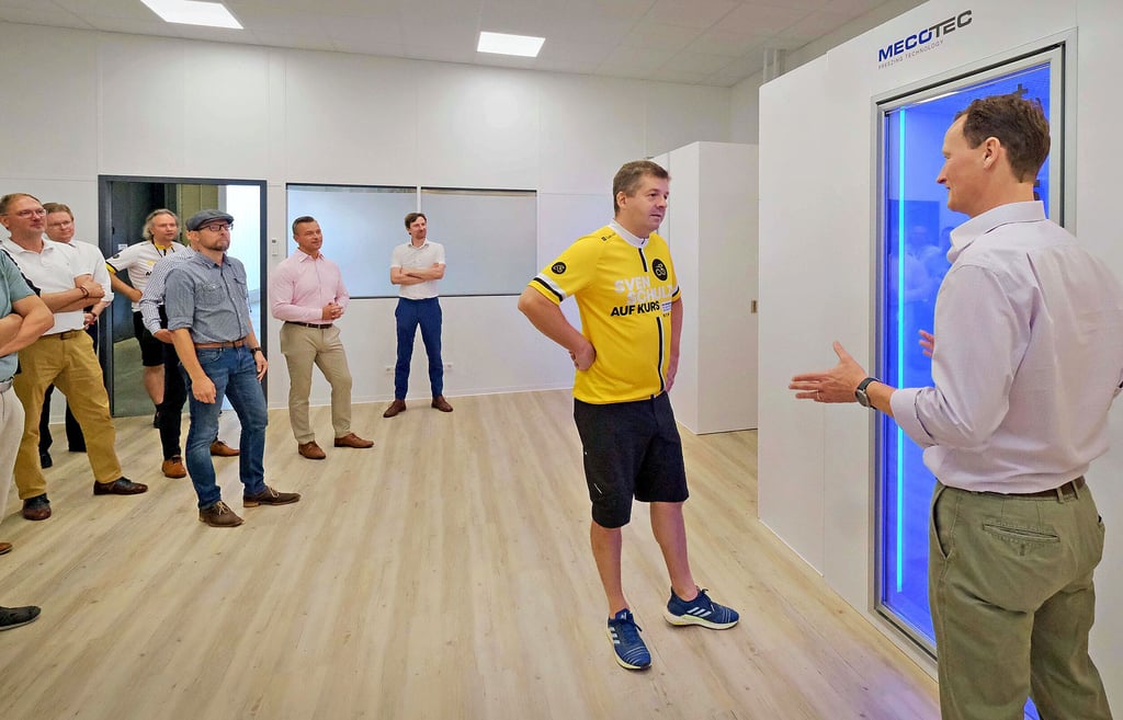 Wirtschaftsminister Sven Schulze (2.v.r.) lässt sich im Showroom von Geschäftsführer Friedrich Rheinheimer (r.) die Kältekammern erklären.