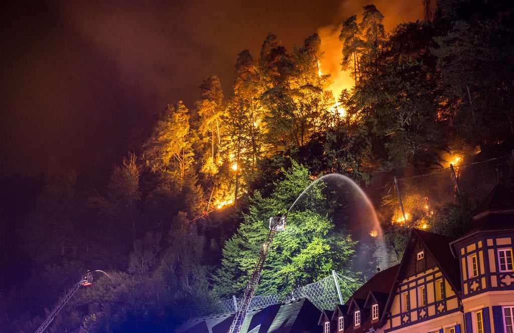 Der bei Touristen beliebte Ort Hrensko an der deutsch/tschechischen Grenze - die Feuer reichen fast bis an die historischen Häuser.