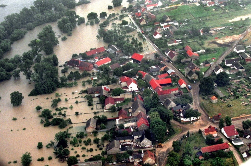 Blick aus dem Flugzeug auf die überschwemmte Ortschaft Ratzdorf.