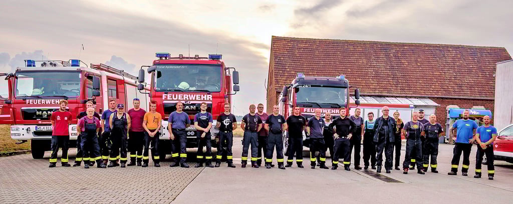 Feuerwehrleute aus sechs Wehren des Kreises und aus Dessau-Roßlau nehmen am Dienstagmorgen in Prettin Aufstellung, um im Nachbarkreis Elbe-Elster beim Löschen eines großen Waldbrandes zu helfen. Sie fahren mit fünf Tankern und einem Hilfeleistungslöschfahrzeug, was auf dem Video zu sehen ist.