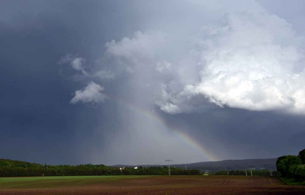 Ein Regenbogen bildet sich vor dunklen Wolken: Am Montagnachmittag haben teils kräftige Gewitter in Sachsen-Anhalt und der gesamten mitteldeutschen Region für Abkühlung gesorgt.