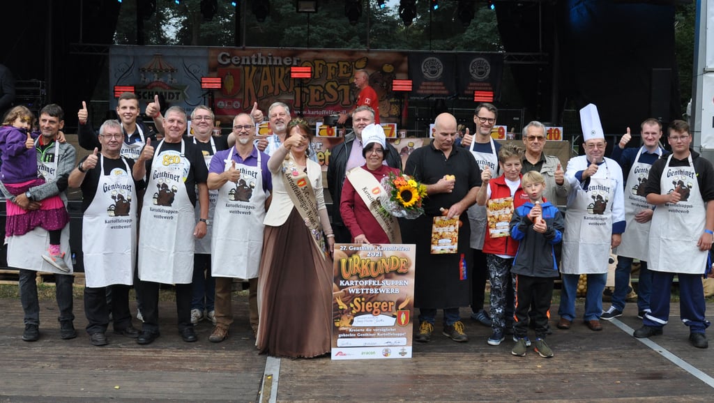 Daumen hoch für den kartoffelsuppenwettbewerb in Genthin. Im vergangenen Jahr gewann Cathleen Buchholz (mit Urkunde).