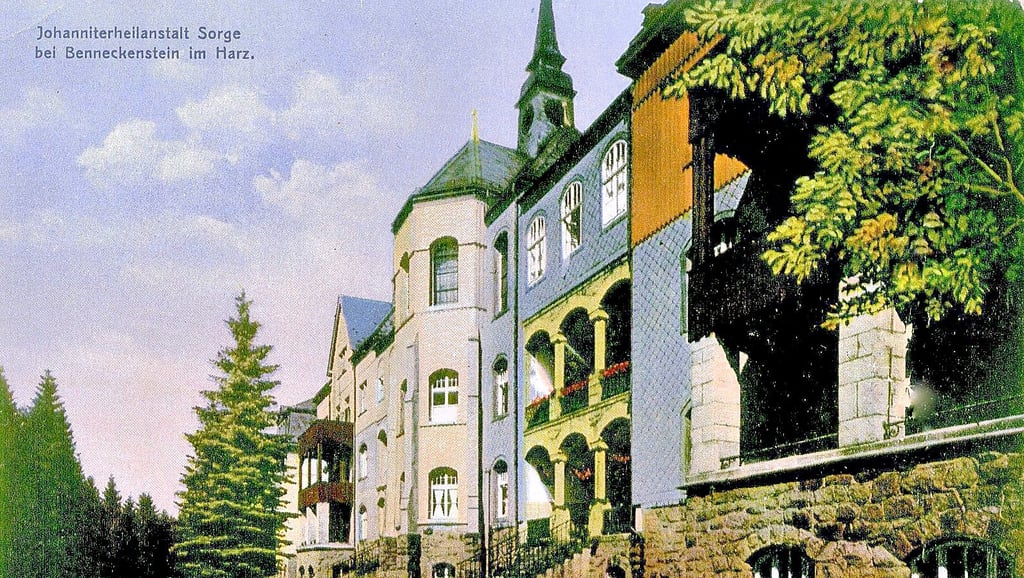 Die Johanniter-Heilstätte, eingeweiht am 26. Juni 1902 vom Herrenmeister des Ordens, Seiner Kgl. Hoheit Prinz Albrecht von Preußen, auf einer Postkarte. 