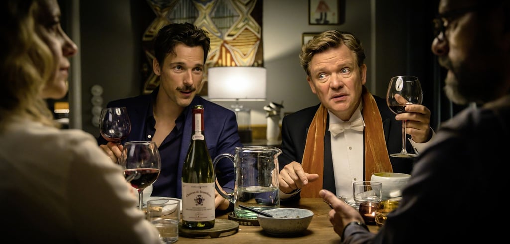 René (Justus von Dohnanyi, 2.v.r.) und Thomas (Florian David Fitz, 2.v.l.) sind bei Freunden zum Essen eingeladen.