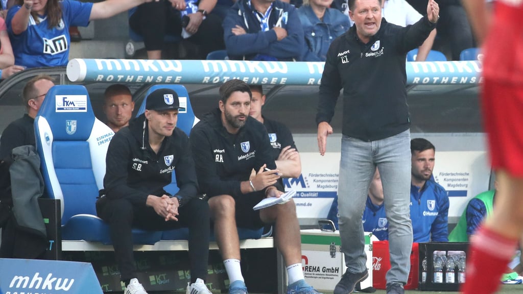 Hat alles im Blick – die guten Ansätze und den Korrekturbedarf: FCM-Cheftrainer Christian Titz (r.). Seine Mannschaft geht euphorisch und lernwillig ins DFB-Pokalspiel gegen Eintracht Frankfurt.