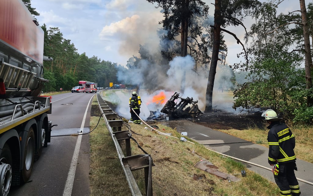 Feuerwehrleute bei den Löscharbeiten. Der Unfall ereignete sich auf der B 189 nahe der Abfahrt Polkern.