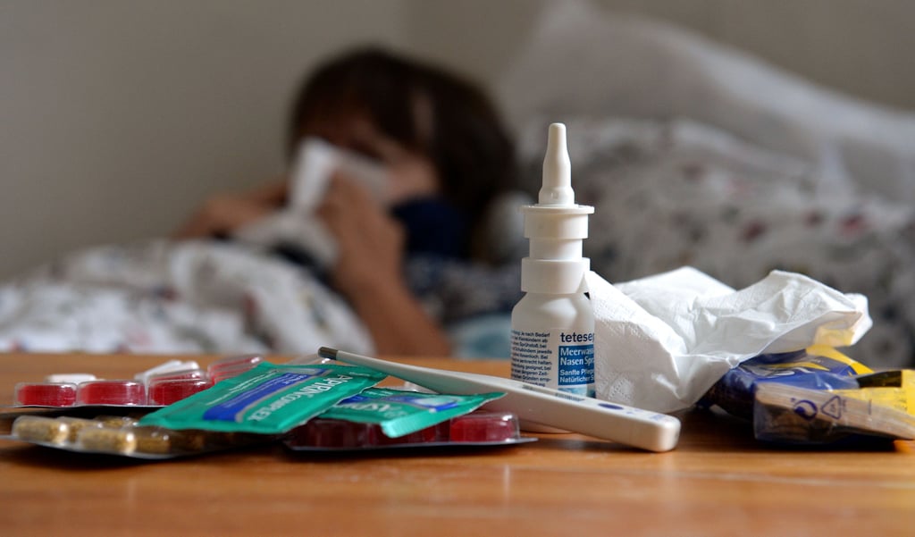 Schmerztabletten und Nasenspray auf einem Nachttisch: Fiebersäfte sind in Sachsen-Anhalts Apotheken derzeit oft nicht zu bekommen.