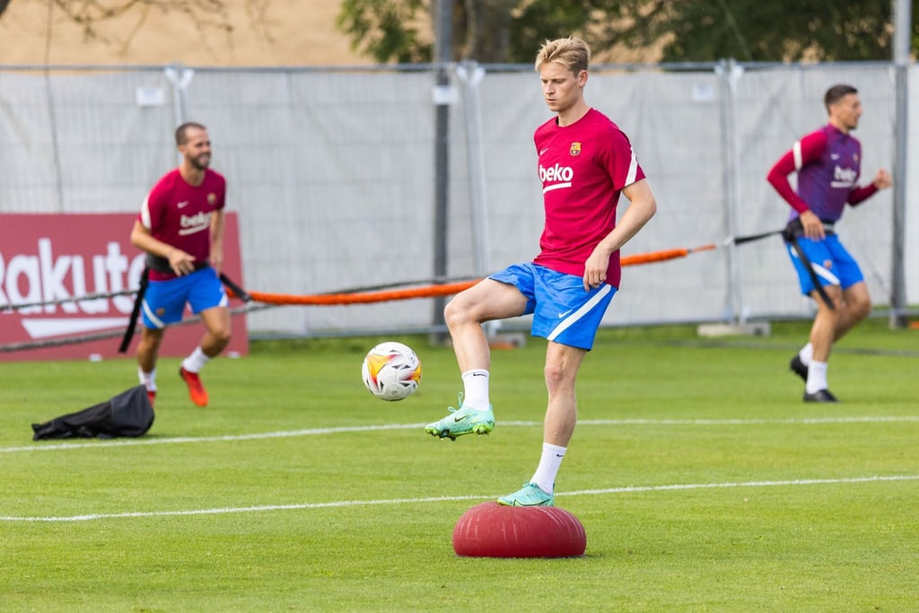 Frenkie de Jong (M), Spieler des FC Barcelona, trainiert auf dem Sportplatz.