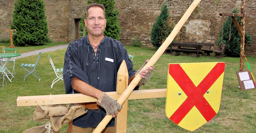 Michael Kauert vom Schlossverein in Plötzkau stellt mittelalterliche Spielgeräte, Waffen und Requisiten selbst her.