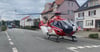 Ein Rettungshubschrauber landete auf der Bundesstraße 81 in Blankenburg, um einen schwer verletzten Mopedfahrer ins Krankenhaus zu fliegen.