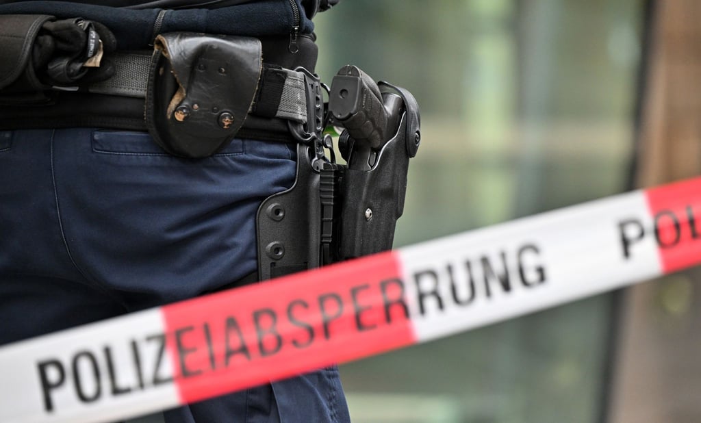 Bewaffnete Bundespolizisten stehen am Hauptbahnhof an einer Polizeiabsperrung.