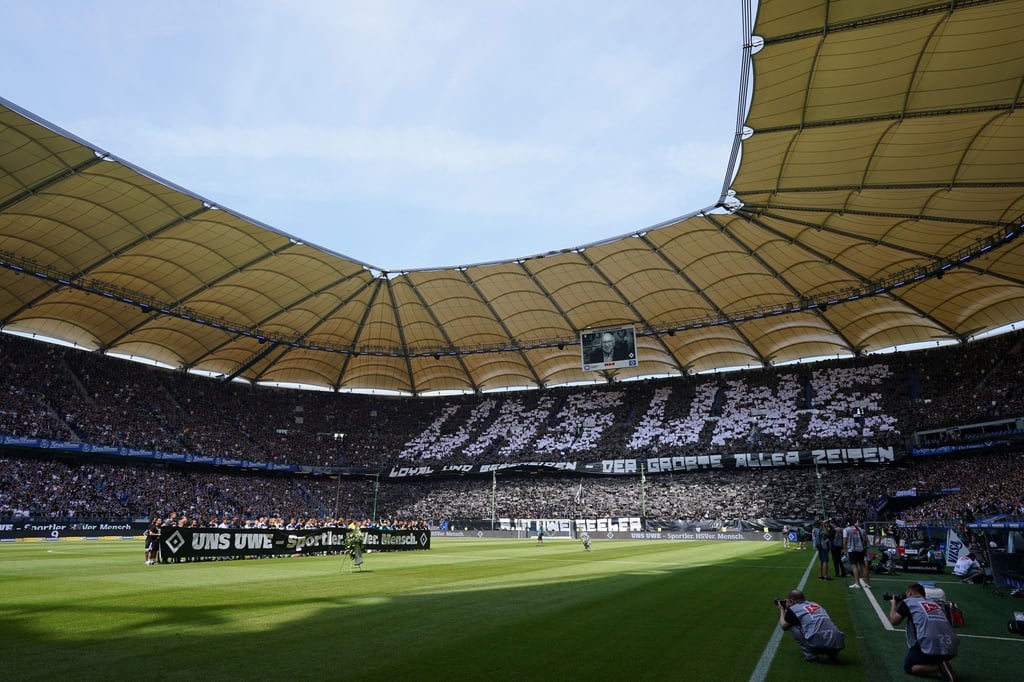 Ein Spruchband mit homosexuellenfeindlichen Text wurde neben jenen Bannern gezeigt, die Fußballlegende Uwe Seeler würdigten.