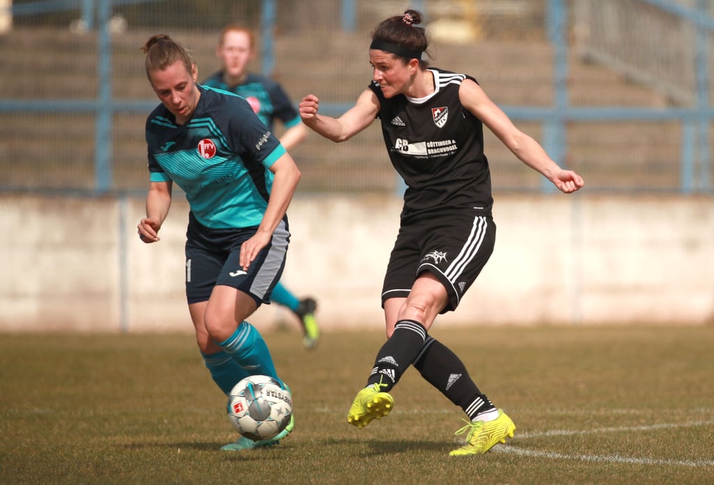 2:1 tippt Stephanie Träbert (rechts), die aktuell mit ihrem Magdeburger Frauen-Fußball-Club im Trainingslager in Osterburg schwitzt. Hier ein Archivfoto mit der Staßfurterin.
