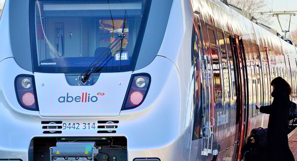 Die sechs betroffenen Abschnitte der DB Netz werden vom Bahnunternehmen Abellio befahren. Das Unternehmen erfuhr erst am Montag von den Sperrungen und den Austausch der Betonschwellen.