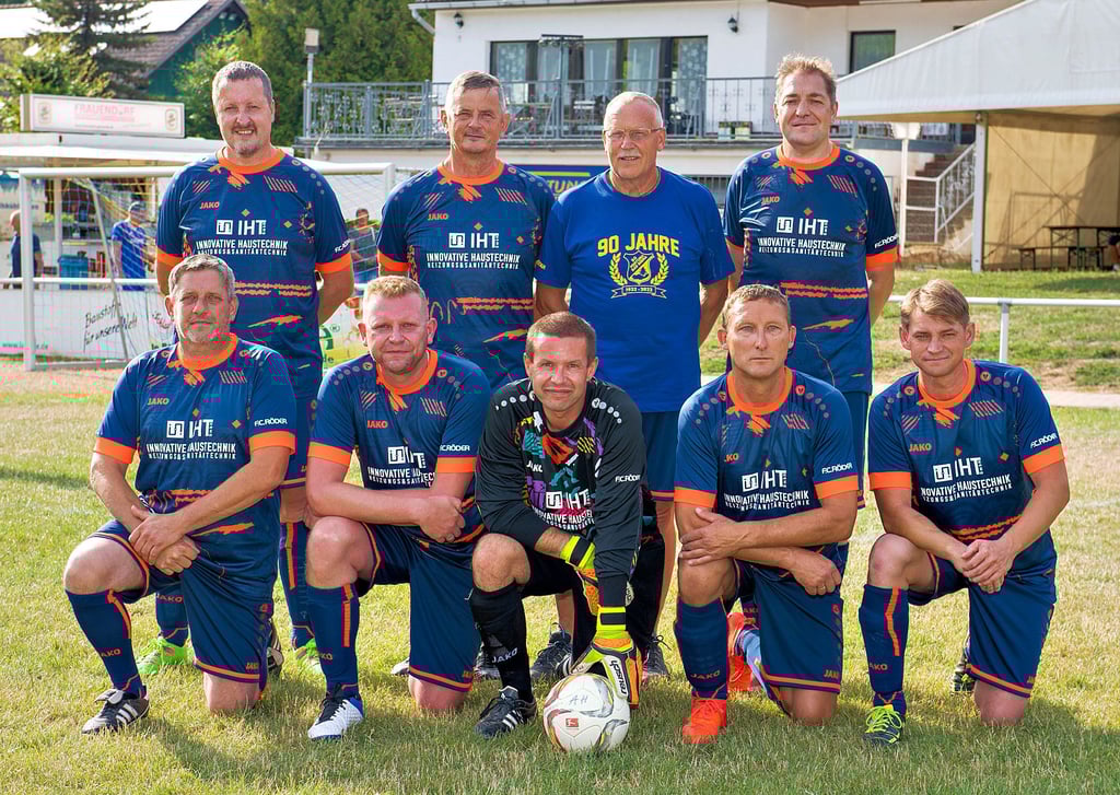 Die Alten Herren aus Bad Bibra in ihren neuen „IHT“-Trikots: René Becher (hinten, v.l.), Peter Iwanow, Gerhard Dönitz, Thomas Krause, Matthias Künne (vorn, v.l.), Stefan Peter, David Hiller, Thomas Körner und Heiner Mertins.