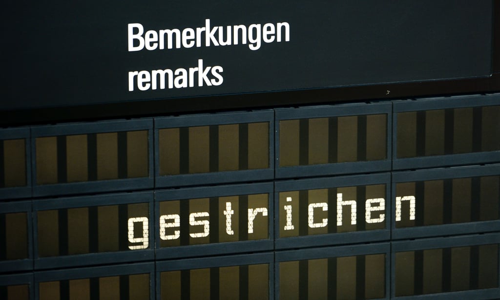 Eine Anzeige am Terminal des Flughafen Leipzig/Halle in Schkeuditz zeigt "gestrichen".