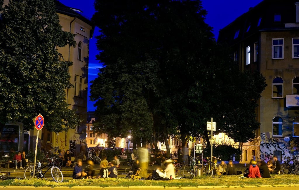 Der Platz ist unter jungen Leuten ein beliebter Treffpunkt in den Abendstunden.