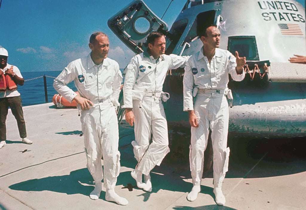 Die Astronauten der Apollo 11 stehen 1969 neben ihrem Raumschiff (v.l.): Oberst Edwin E. Aldrin, Pilot der Mondlandefähre, Flugkommandant Neil Armstrong und Leutnant Michael Collins, Pilot der Kommandokapsel.