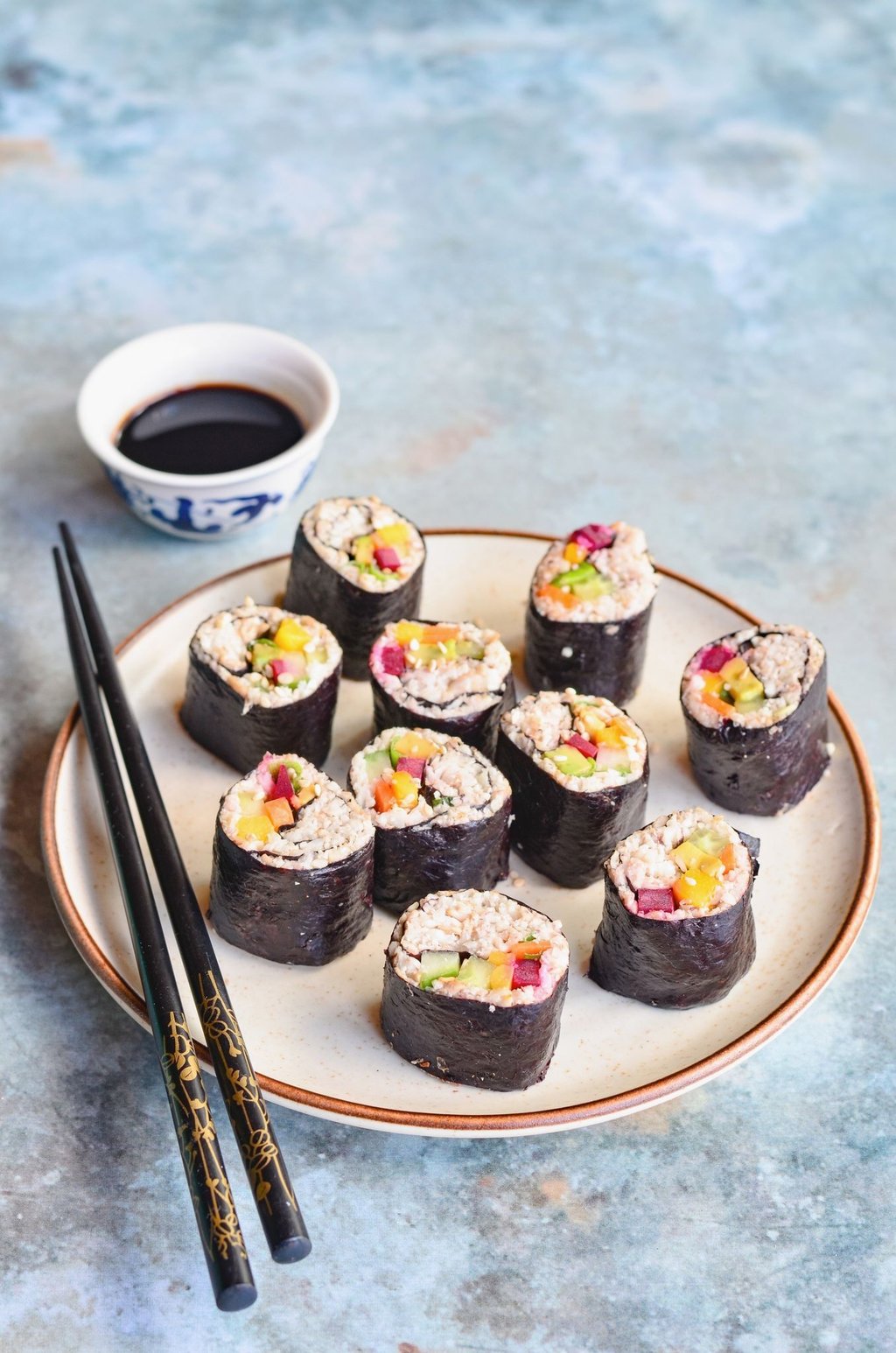 Sieht aus wie Reis, was dort in den Sushi-Röllchen weilt. Ist aber Blumenkohl - in der Küchenmaschine fein zerhäckselt.