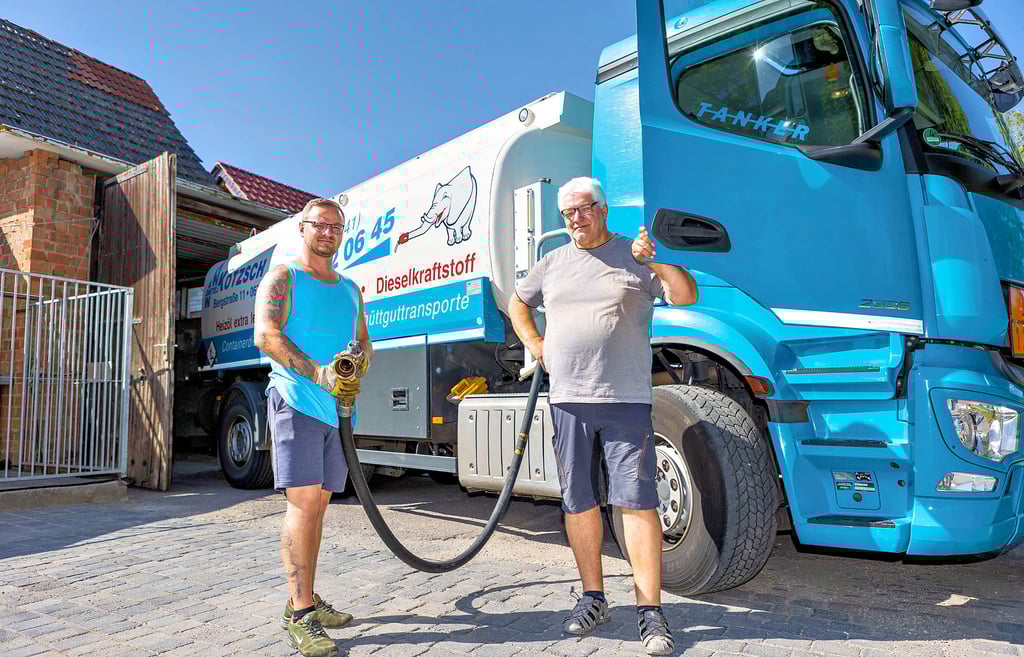Der Händler Dieter Kötzsch (r.) in Grana mit seinem Mitarbeiter Christian Sydow