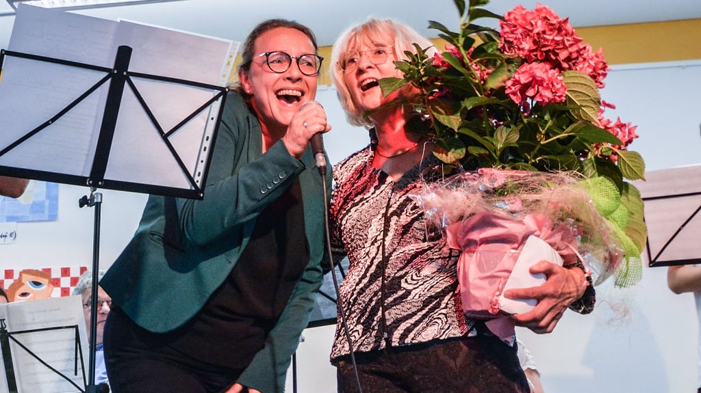 Sybille Schaffrin beim Abschiedsständchen, das ihr Kristin Groß (l.) und Harry Rußbült vom Förderverein für Musik und Kultur Gräfenhainichen brachten.