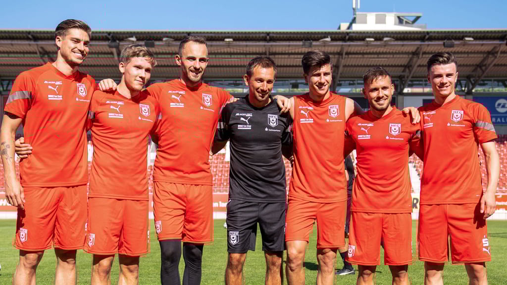 HFC-Trainer André Meyer (M.) mit sechs seiner Zugänge beim Trainingsstart.