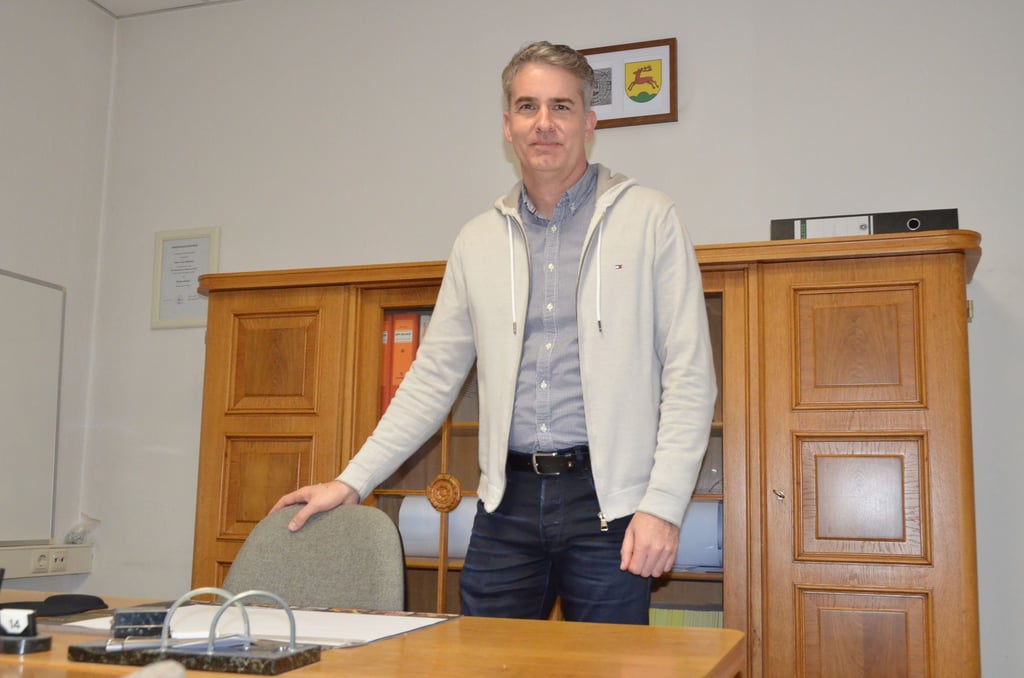 Jens Meiering ist ehrenamtlicher Bürgermeister in Klietz, hier in seinem Amtszimmer.