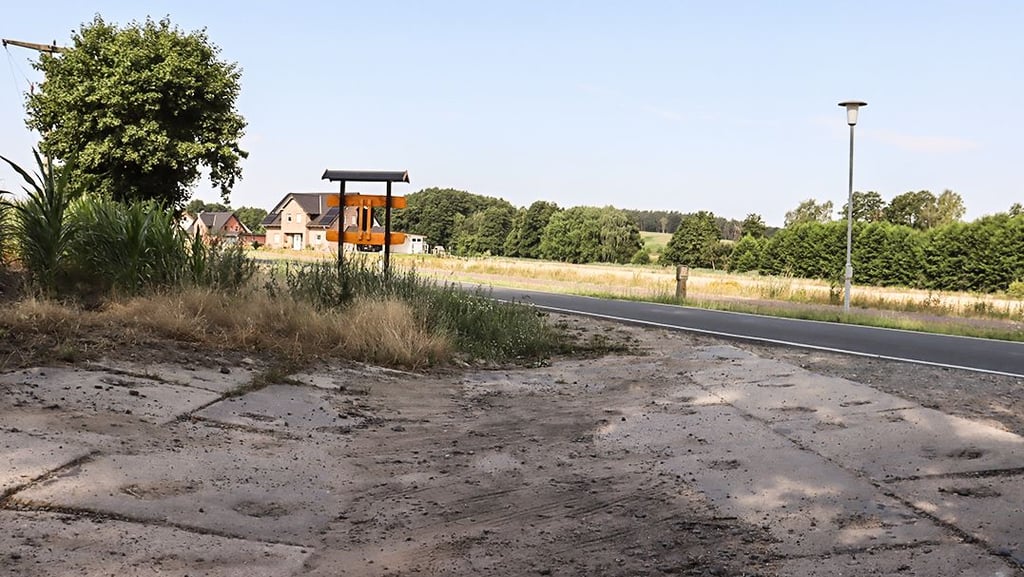 An der Dönitzer Straße in Immekath gibt es bei starken Niederschlägen ein Problem mit dem Regenwasser. Abhilfe schafft unter anderem diese Mulde am Friedhof. Doch das reicht nicht.