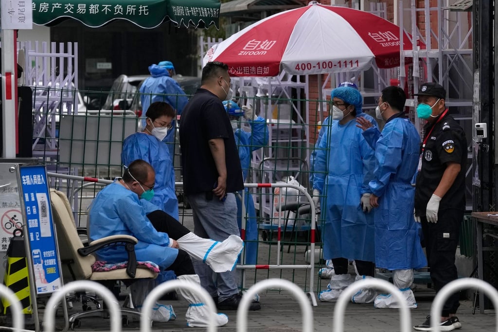 Medzinisches Personal steht am Eingang einer abgeriegelten Gemeinde in Peking: Auf der Suche nach dem Ursprung des Coronavirus Sars-CoV-2 kommt Wissenschaftlern zufolge wahrscheinlich ein Markt in Wuhan in Betracht.