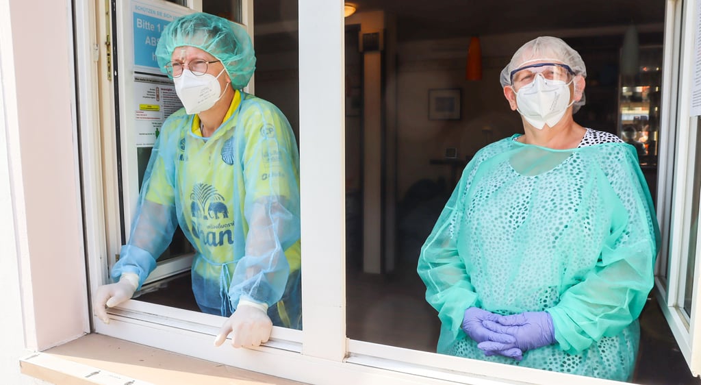 Testzentrum Steimke: Frank Kraskowski und Marlies Meyer hielten dort am Montagabend die Stellung. Seitdem die Corona-Tests nicht mehr für alle kostenlos sind, kommen weniger Leute. Dafür nimmt die Bürokratie weiter zu.