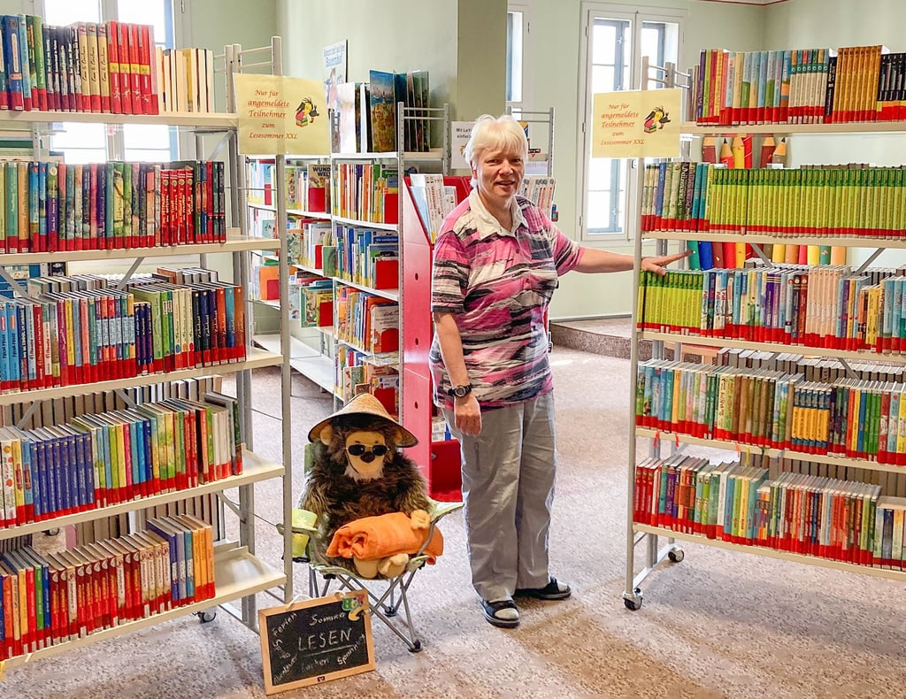 Bibliotheksleiterin Manuela Freyberg, umringt von den rund 900 Kinderbüchern, die für den Lesesommer zur Verfügung stehen.