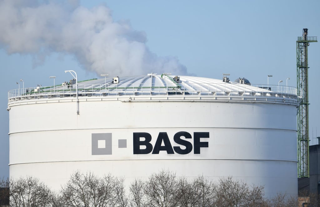 Ein Logo des Chemiekonzerns BASF ist zu sehen.