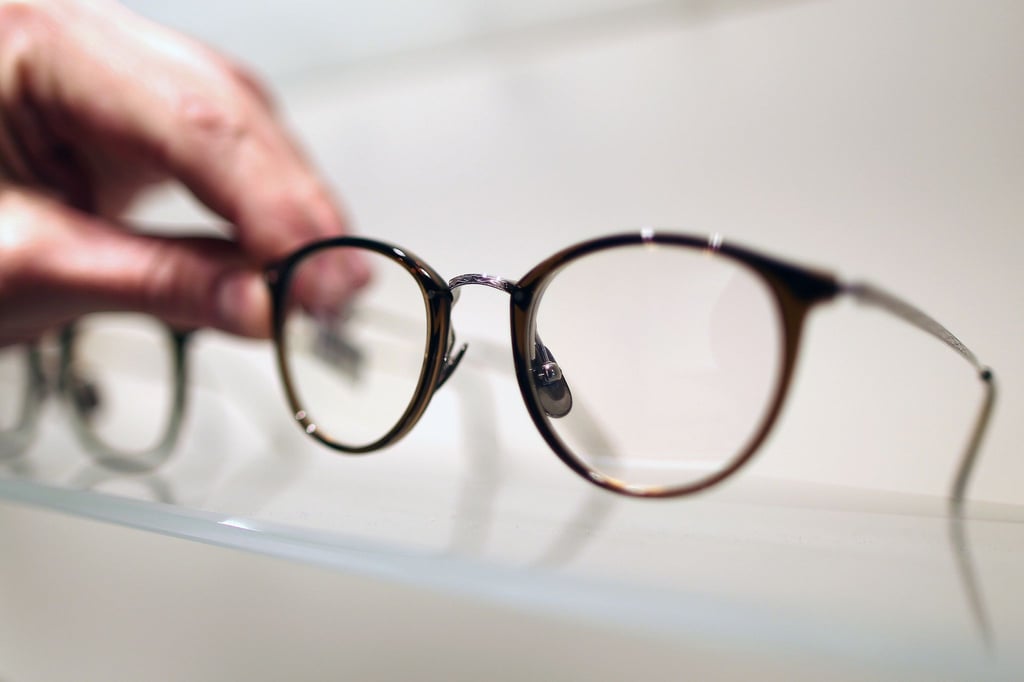 Brillenträger sollten lieber nur mit Ersatzbrille in den Urlaub reisen.