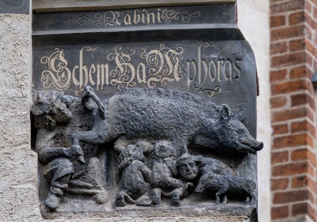 Eine als „Judensau“ bezeichnete Schmähplastik ist an der Stadtkirche Wittenberg zu sehen.