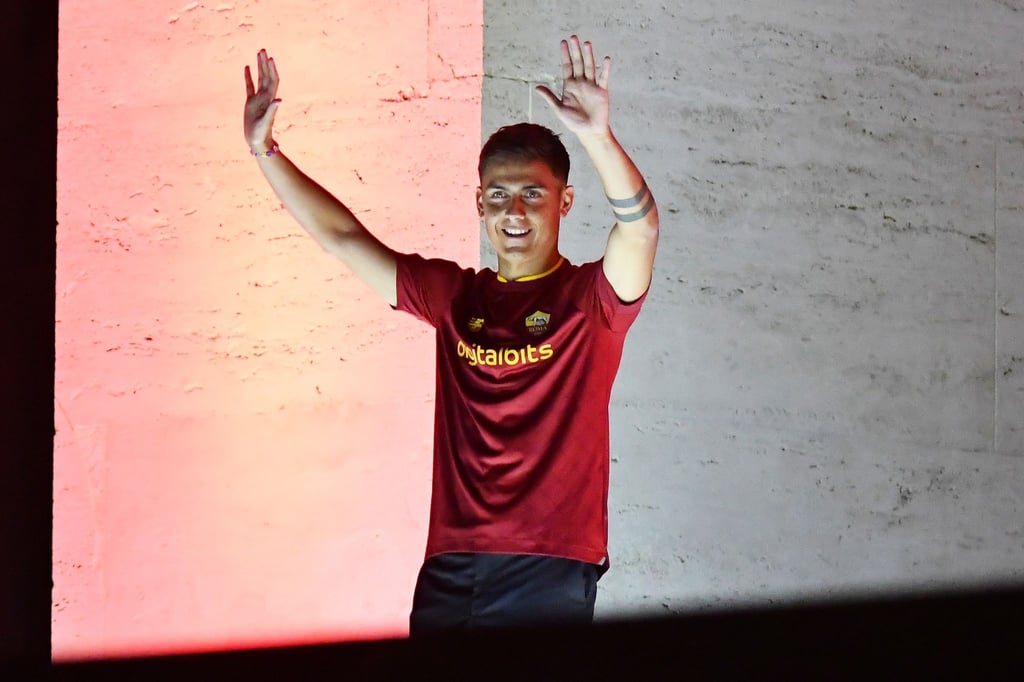Paulo Dybala winkt den Fans bei seiner Präsentation zu, nachdem er von Juventus Turin zu AS Rom gewechselt ist.