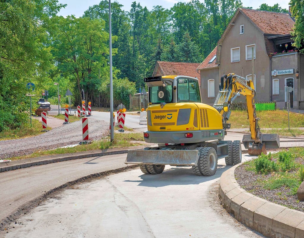 Der Kreisverkehr Meinsdorf ist bis Anfang August eine Baustelle.
