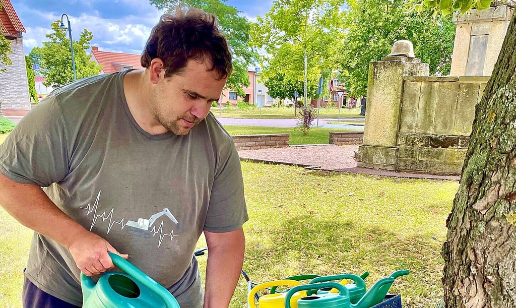 Peter Jänsch gießt die zwölf Bäume am Ilberstedter Kriegerdenkmal.
