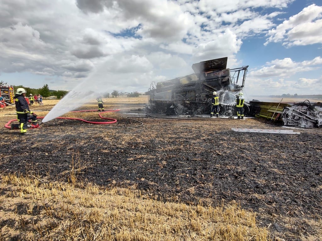 Am Dienstagvormittag sind mehrere Feuerwehren im Einsatz, um den Brand eines Mähdreschers auf einem Feld bei Spielberg zu löschen.