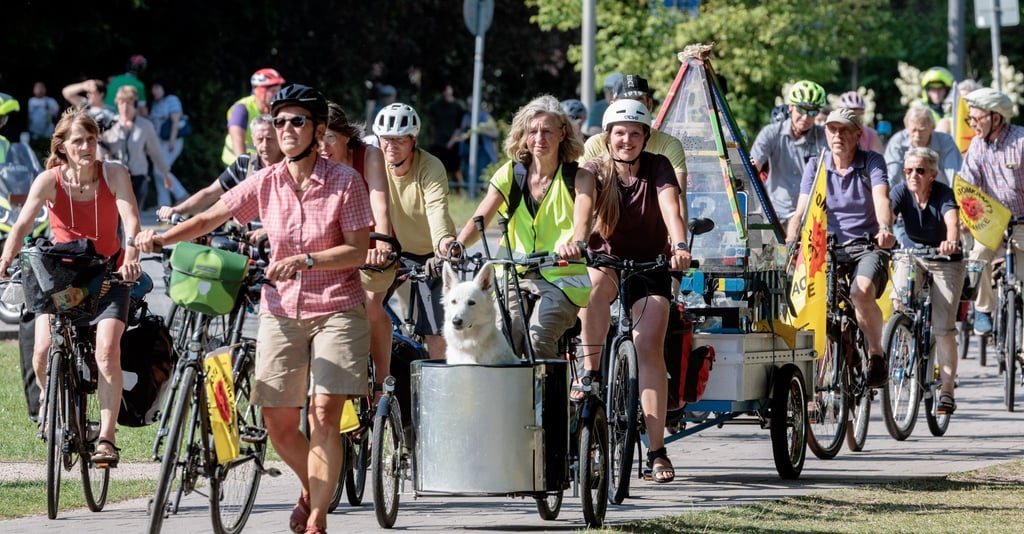 Mit einer am Atomkraftwerk Brokdorf gestarteten Fahrraddemo protestieren Atomkraftgegner gegen die Vorstöße, die Abschaltung der letzten drei AKW in Deutschland Ende des Jahres zu verhindern.