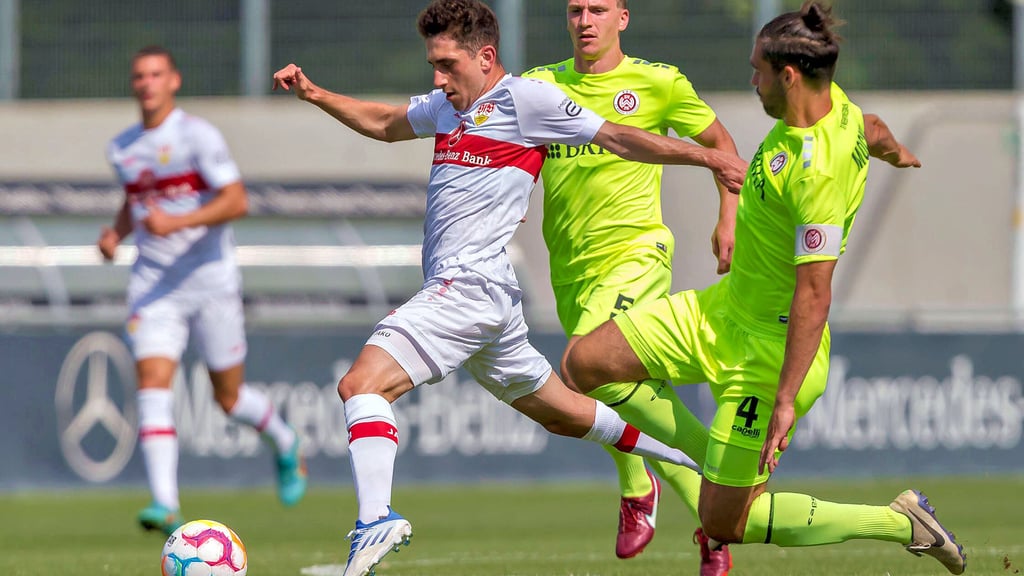Rennt gerne allen davon: Ömer Beyaz (l.), hier im Freundschaftsspiel gegen Sascha Mockenhaupt (Wehen Wiesbaden), im Trikot des VfB Stuttgart. Von dort leiht ihn der FCM bis Saisonende aus.