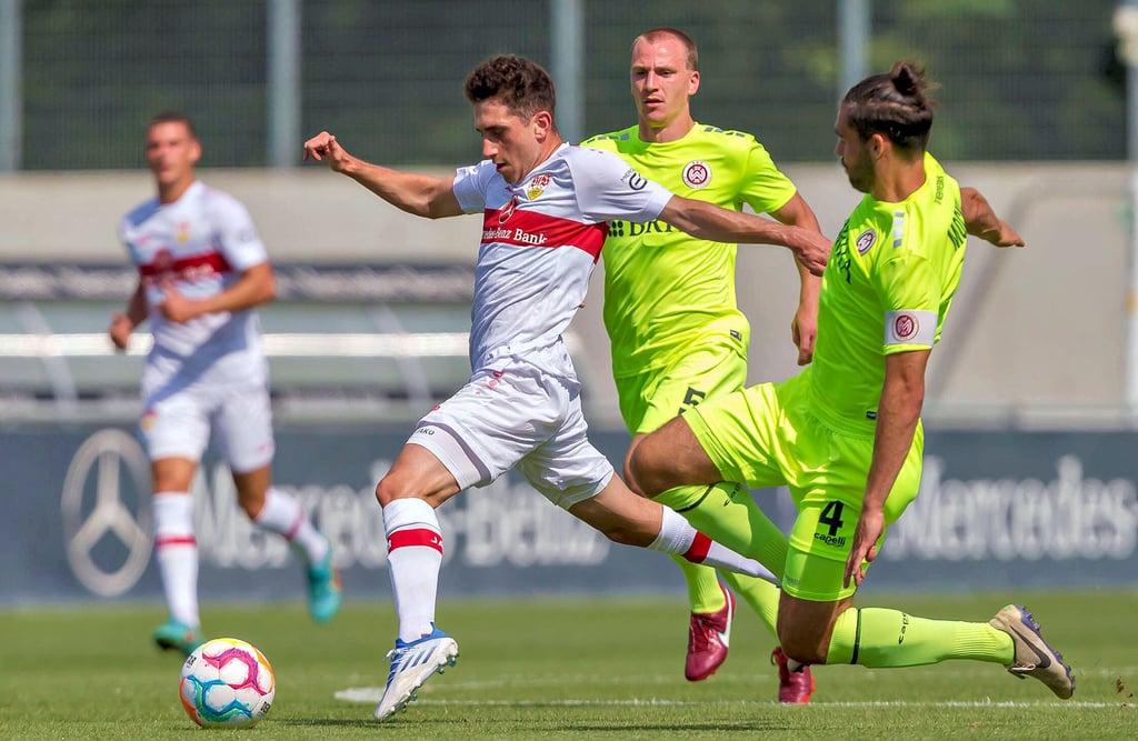 Rennt gerne allen davon: Ömer Beyaz (l.), hier im Freundschaftsspiel gegen Sascha Mockenhaupt (Wehen Wiesbaden), im Trikot des VfB Stuttgart. Von dort leiht ihn der FCM bis Saisonende aus.