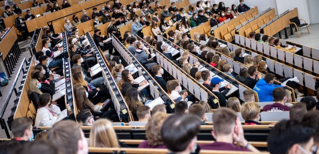 Die Universität Magdeburg plant für den Chip-Riesen Intel zwei neue Studiengänge einzuführen, um Studenten fit für die zukünftigen Intel-Jobs zu machen.