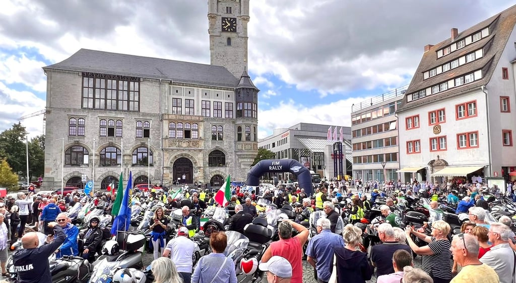 Viele Dessau-Roßlauer verfolgten die herzliche Begrüßung der vielen Motorradfahrer auf dem Markt.